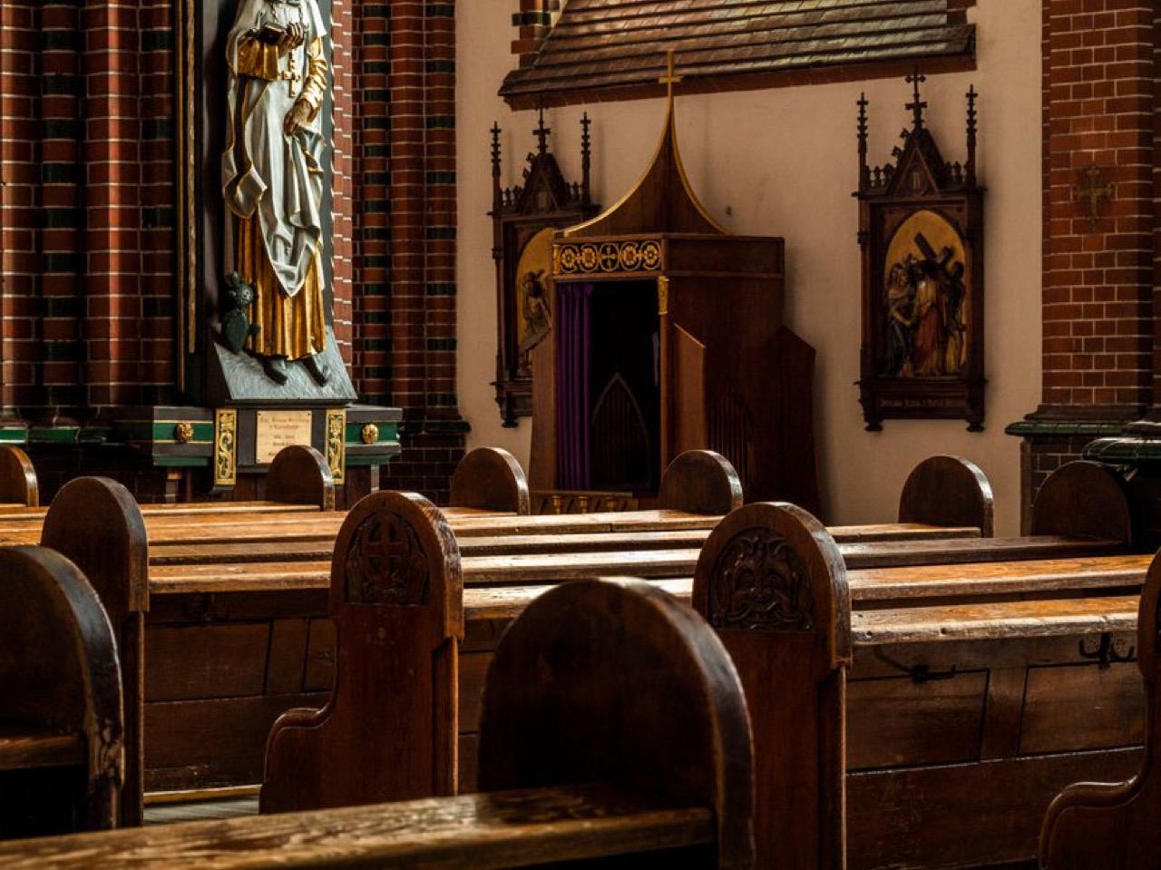 Funeral parlours in Bloemfontein: costs and how to choose Quiet chapel pews - Funeral parlours in Bloemfontein: costs and how to choose