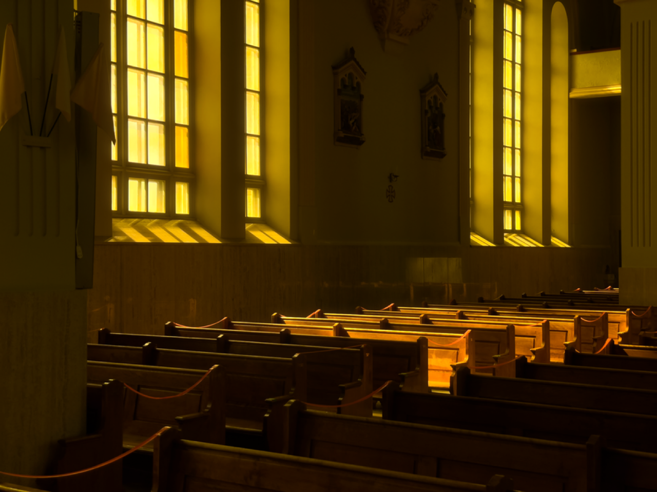 Funeral parlours in Port Elizabeth (Gqeberha): how to choose and what to check Quiet chapel pews - Funeral parlours in Port Elizabeth (Gqeberha): how to choose and what to check