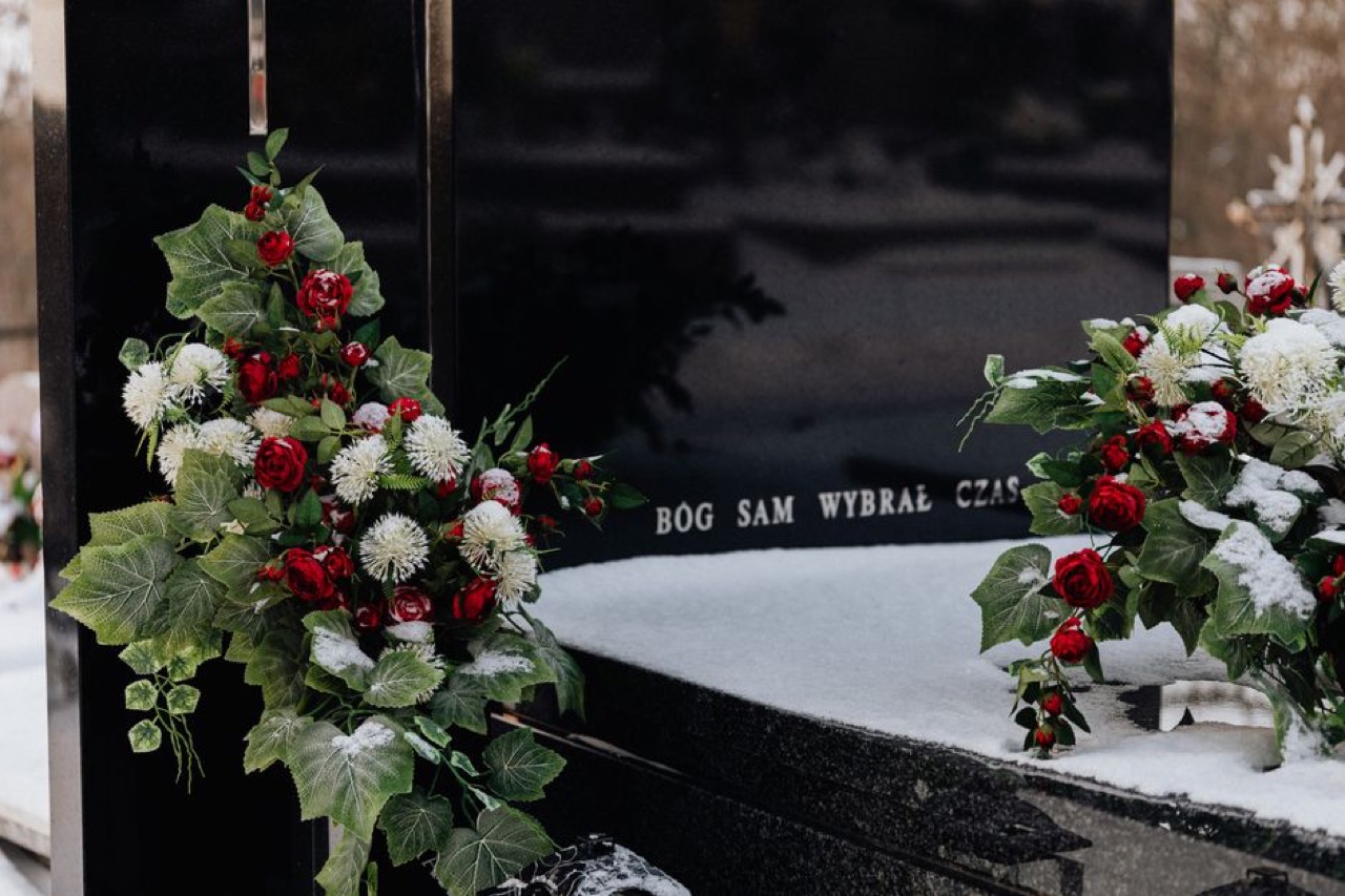 Nyaradzo funeral plans in South Africa: repatriation to Zimbabwe, waiting period and contacts Memorial white flowers - Nyaradzo funeral plans in South Africa: repatriation to Zimbabwe, waiting period and contacts